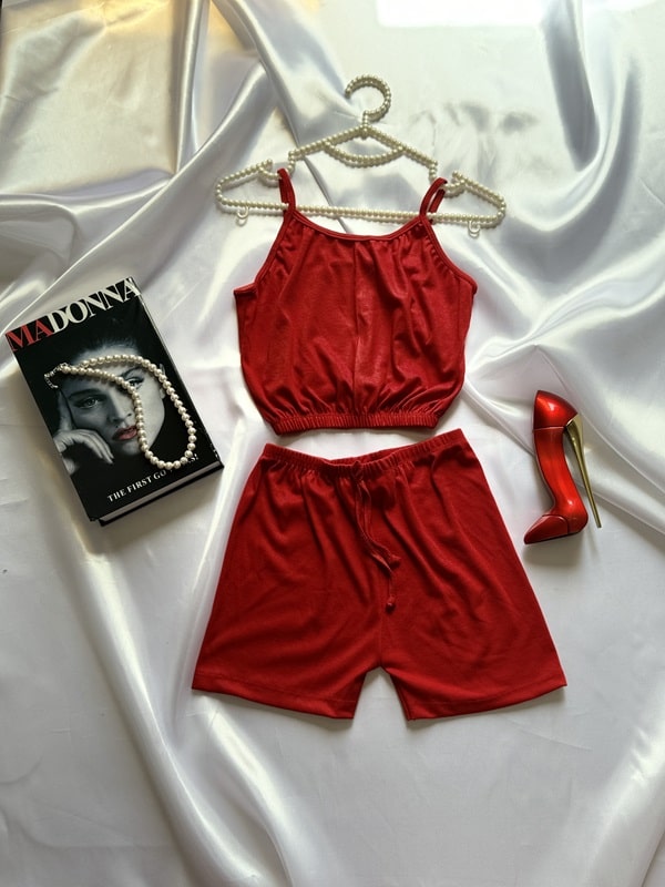 لباس خواب کبریتی زنانه ست تاپ و شورتک قرمز، فری سایز ۳۶ تا ۴۴، جنس کاملاً کشی و راحت، شورتک کمر کشی با بند تنظیم