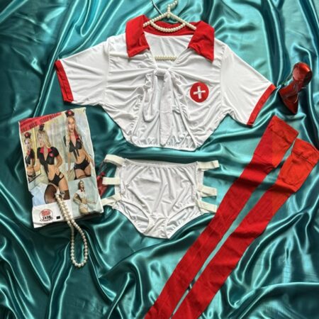 کاستوم پرستاری ۴ تکه سفید و قرمز، شامل تیشرت گره‌ای، شورت، تل فانتزی و جوراب شلواری، مناسب نقش‌آفرینی