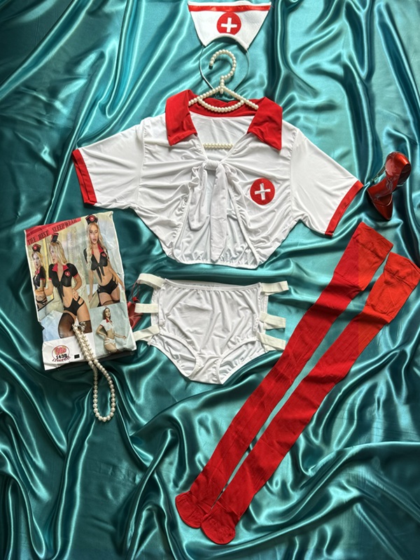 کاستوم پرستاری ۴ تکه سفید و قرمز، شامل تیشرت گره‌ای، شورت، تل فانتزی و جوراب شلواری، مناسب نقش‌آفرینی