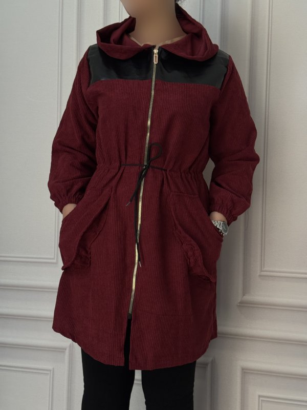 مانتو زنانه مخمل کبریتی ریزباف رنگ زرشکی با نمای روبه‌رو، دارای کلاه، زیپ فلزی و سرشانه چرم مشکی، مدل کمر گت‌دار و مچ کش‌دار، مناسب استایل دانشجویی و روزمره